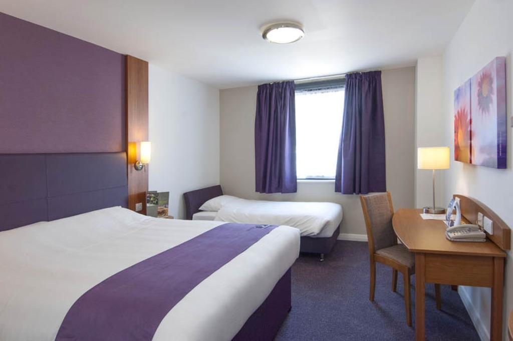 Premier Inn Camberley Ruang foto