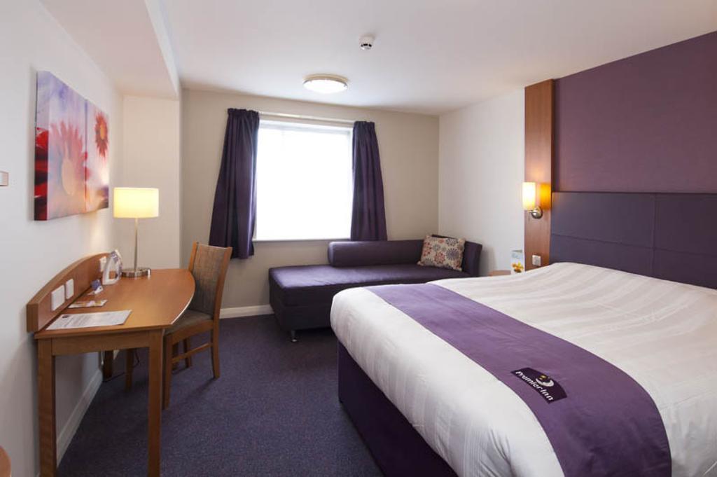 Premier Inn Camberley Bagian luar foto