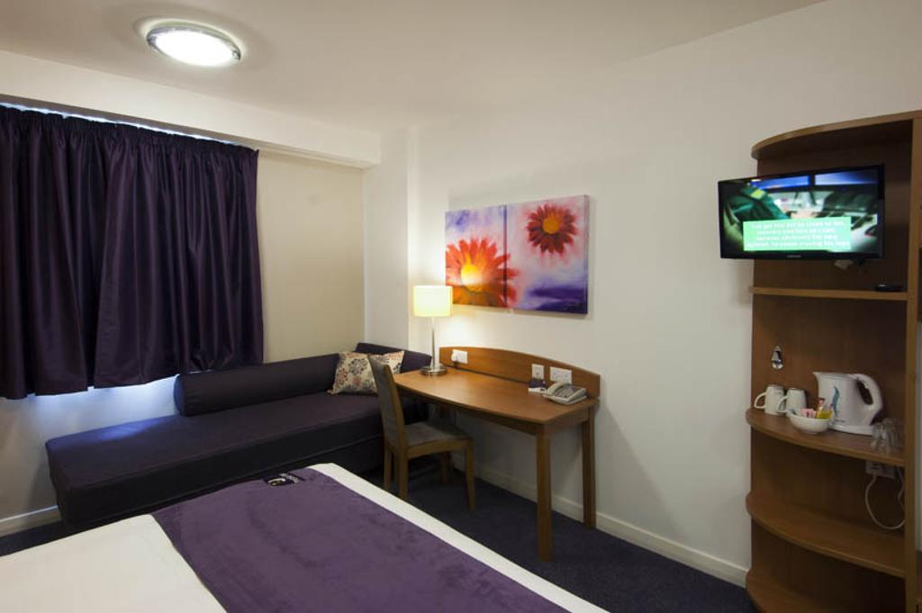 Premier Inn Camberley Bagian luar foto