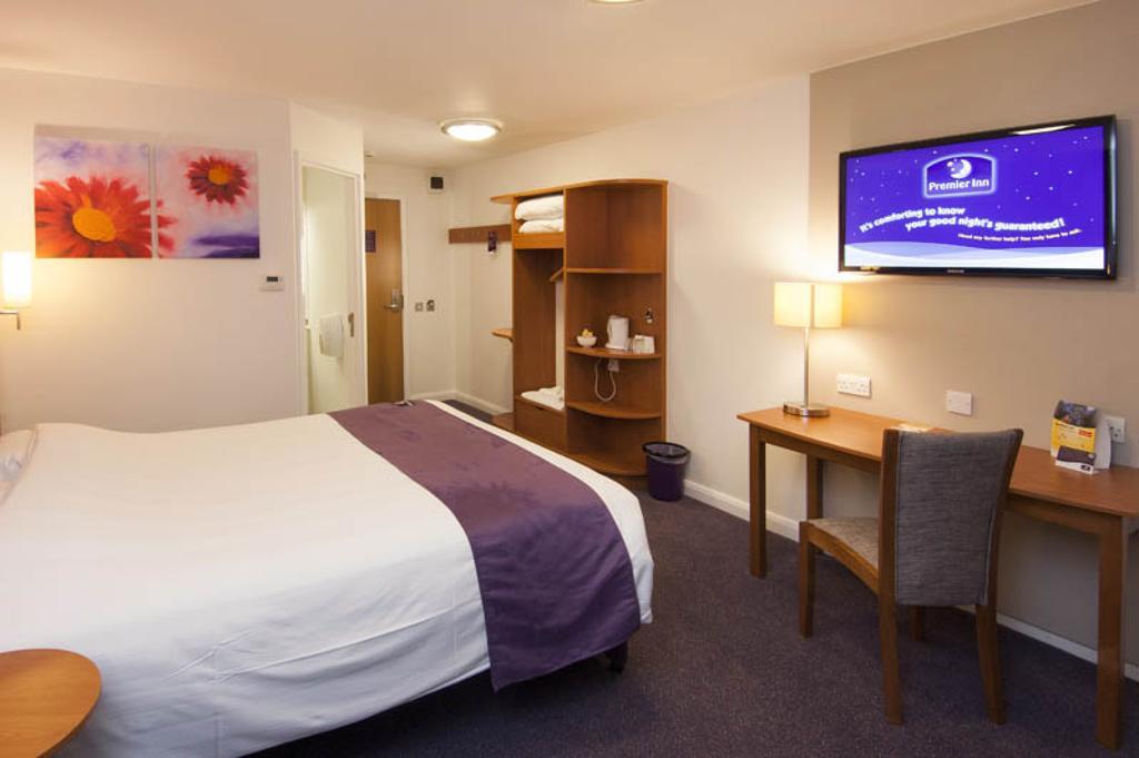 Premier Inn Camberley Bagian luar foto