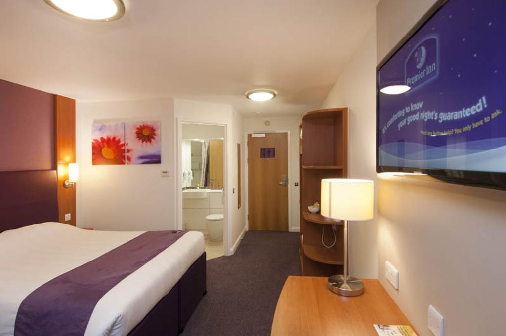 Premier Inn Camberley Bagian luar foto