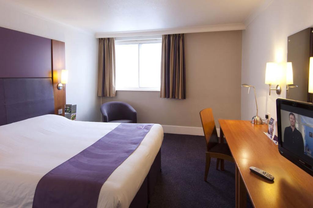 Premier Inn Camberley Bagian luar foto