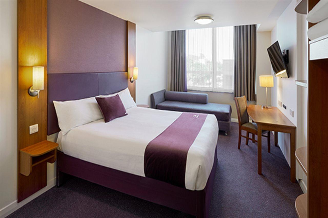 Premier Inn Camberley Bagian luar foto