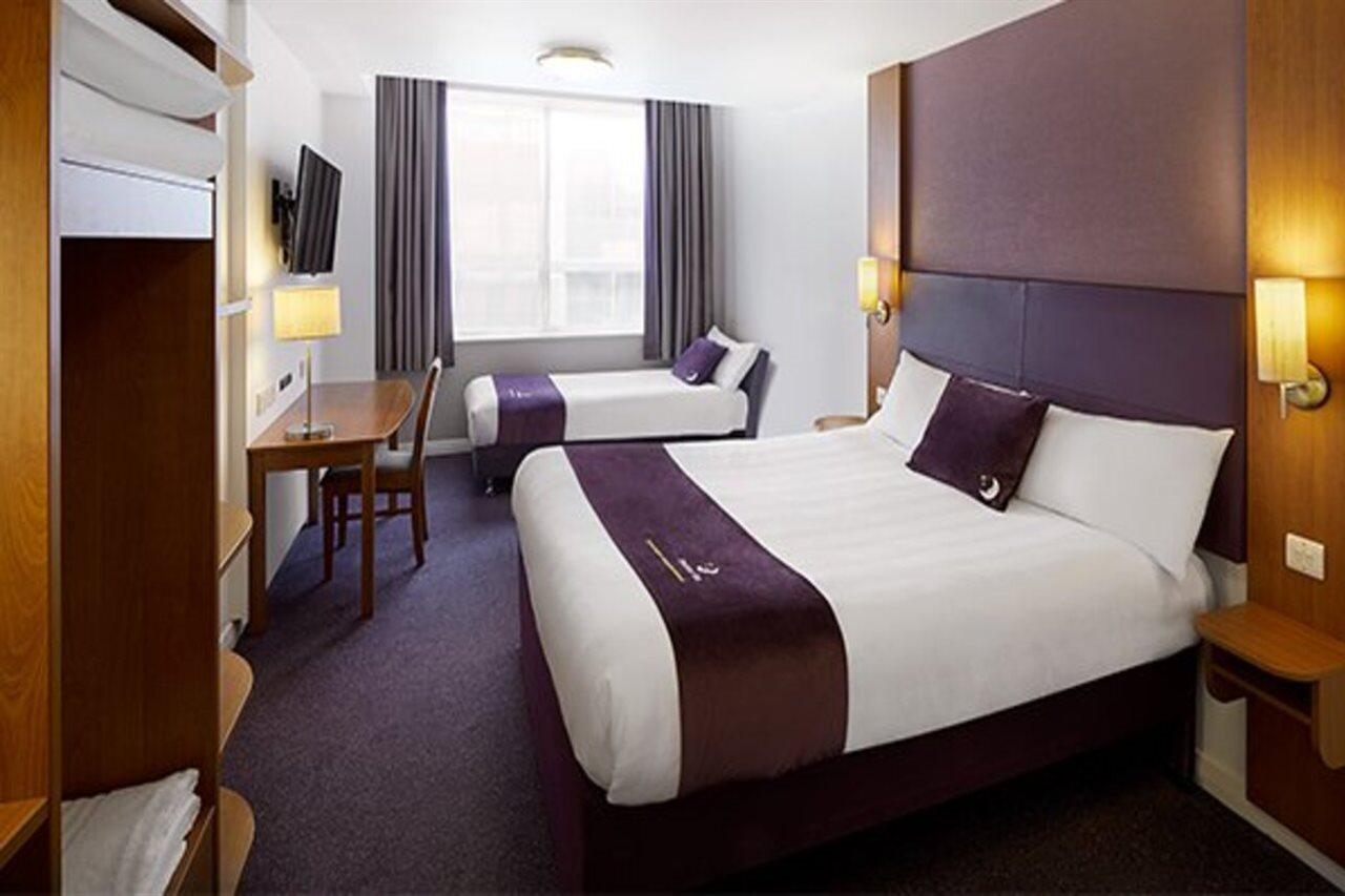 Premier Inn Camberley Bagian luar foto