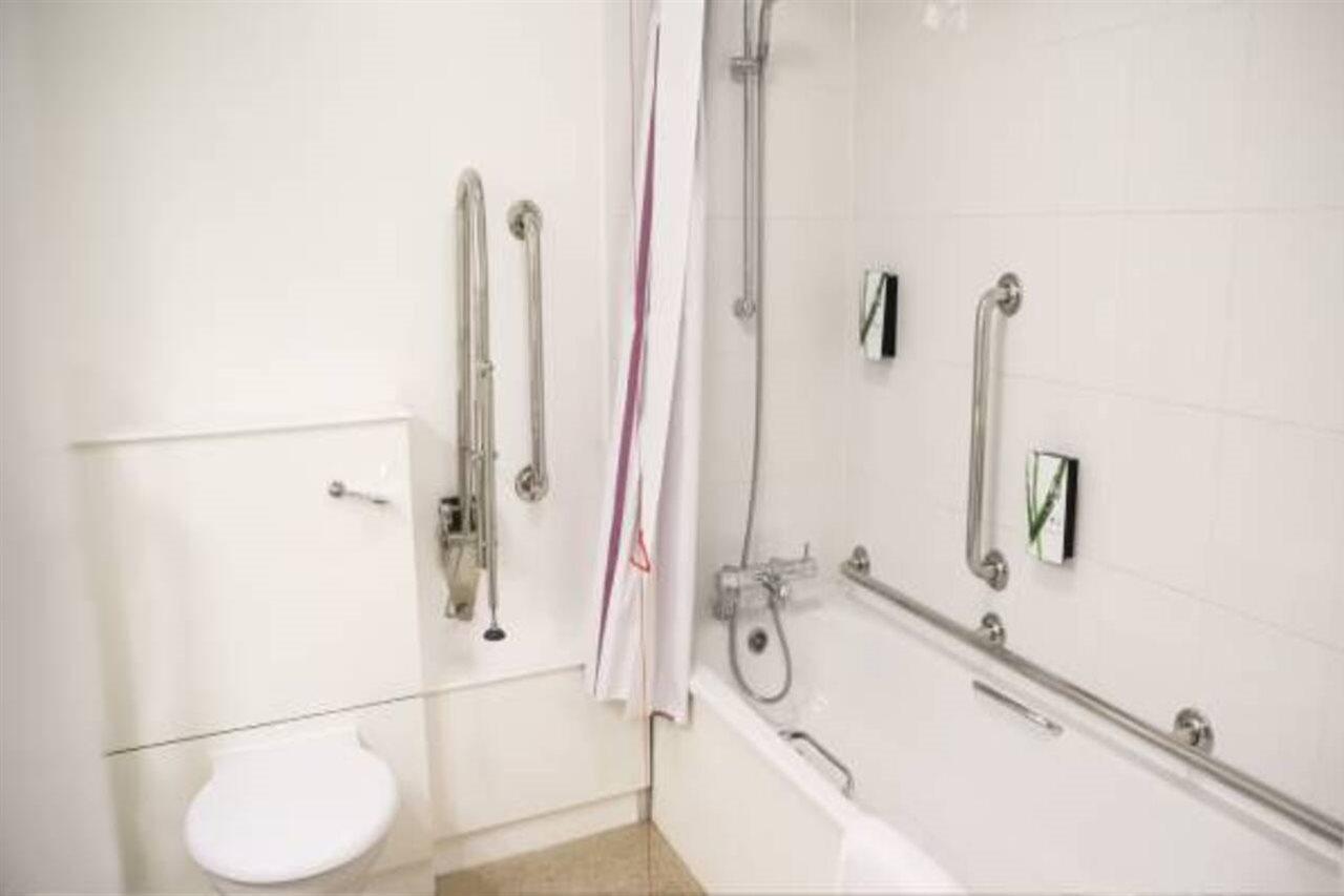 Premier Inn Camberley Bagian luar foto
