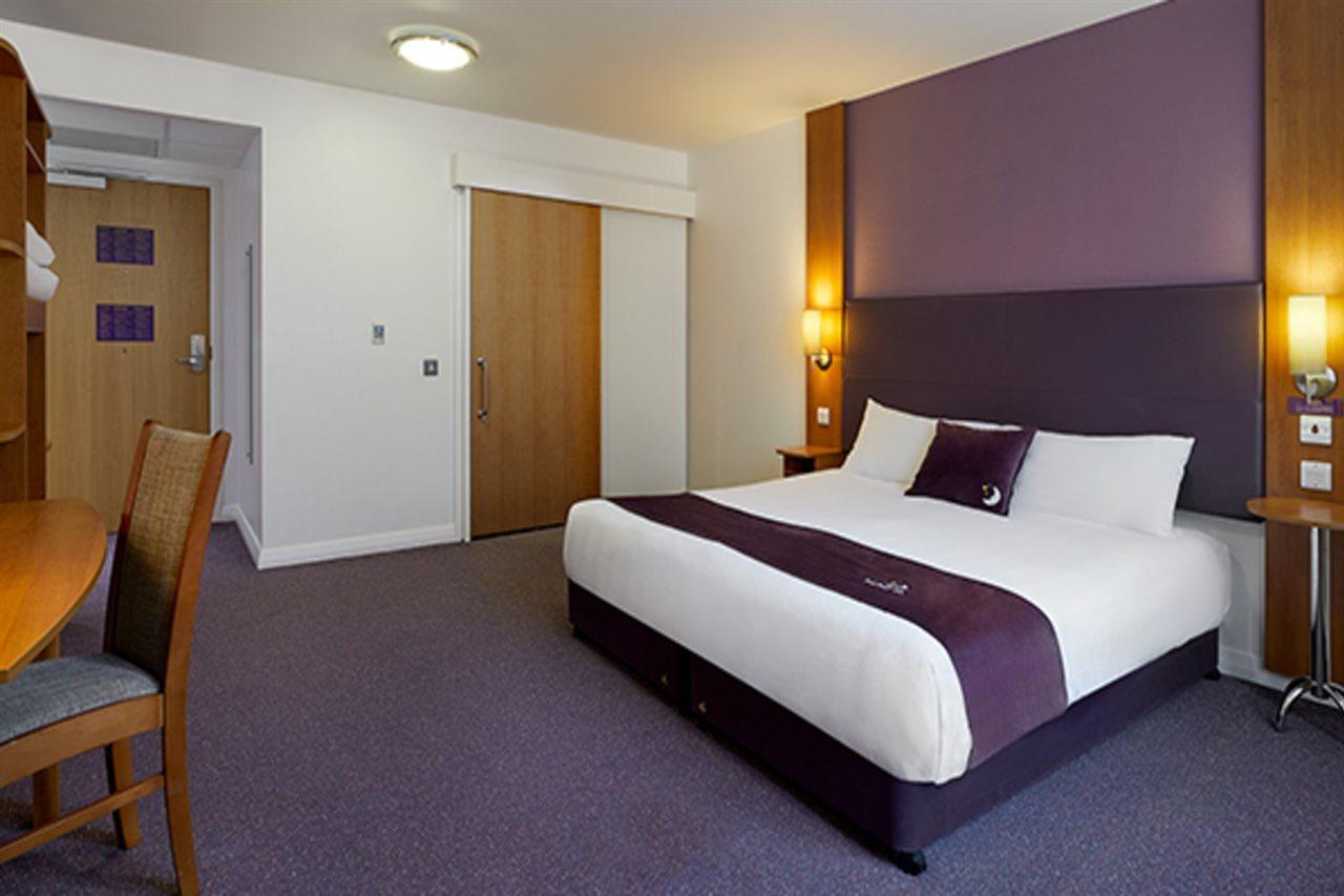 Premier Inn Camberley Bagian luar foto