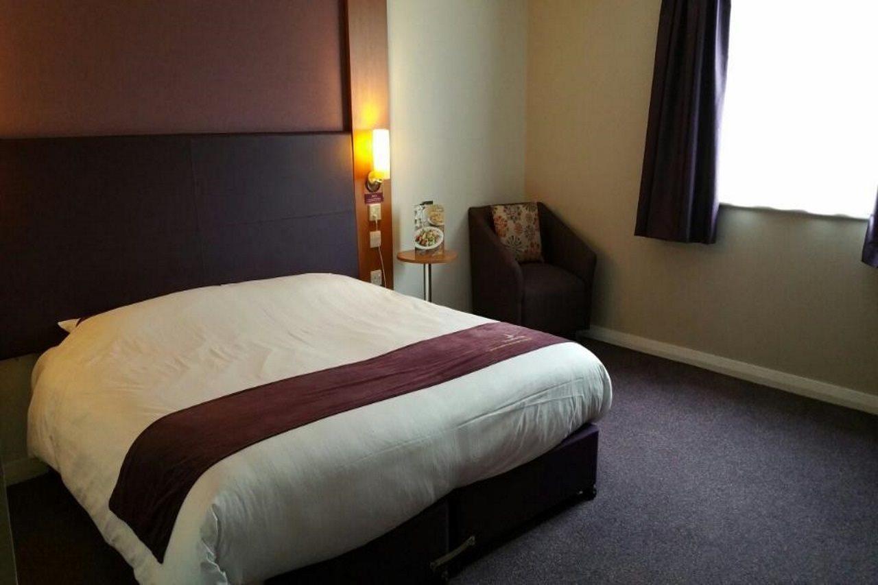 Premier Inn Camberley Bagian luar foto