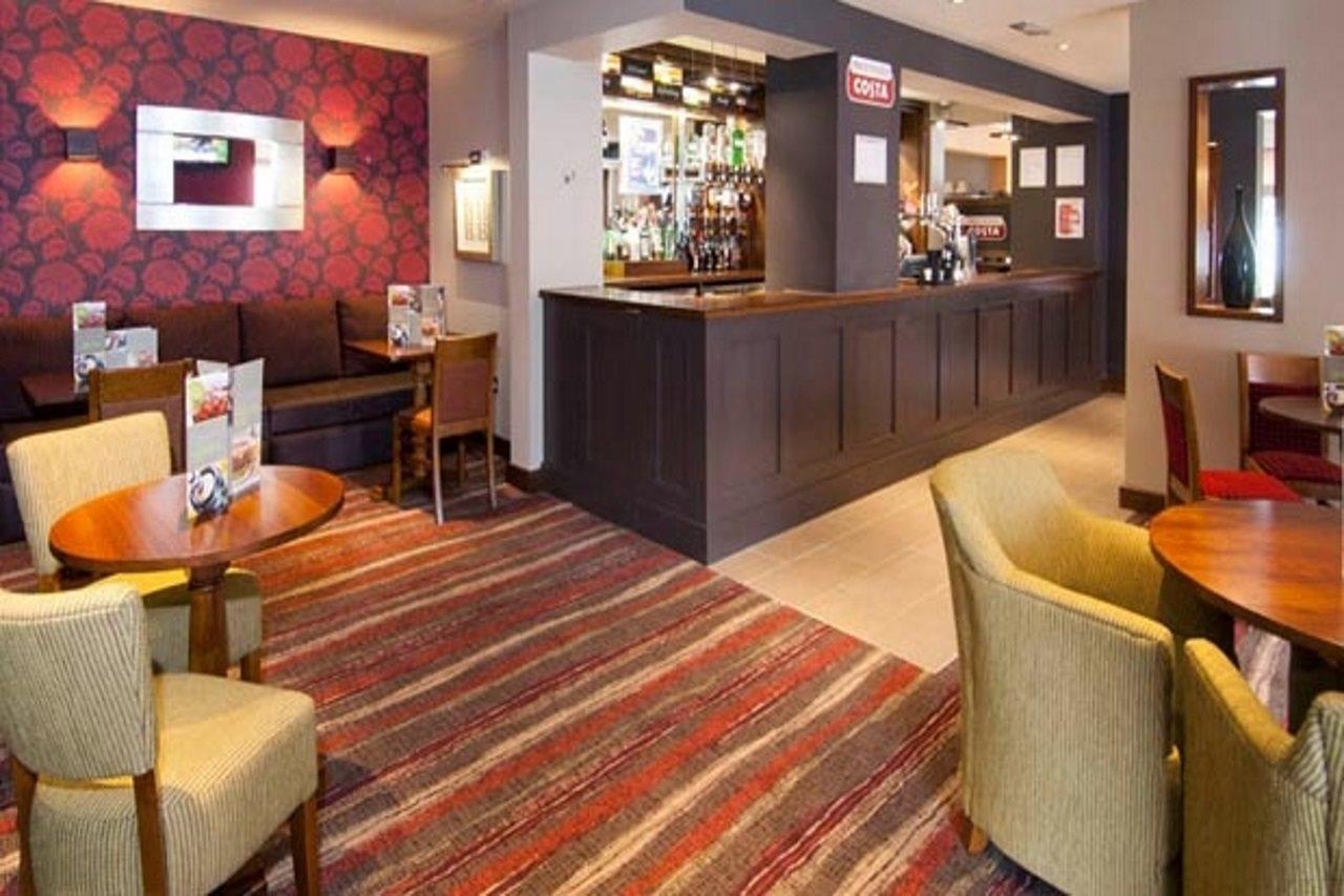 Premier Inn Camberley Bagian luar foto