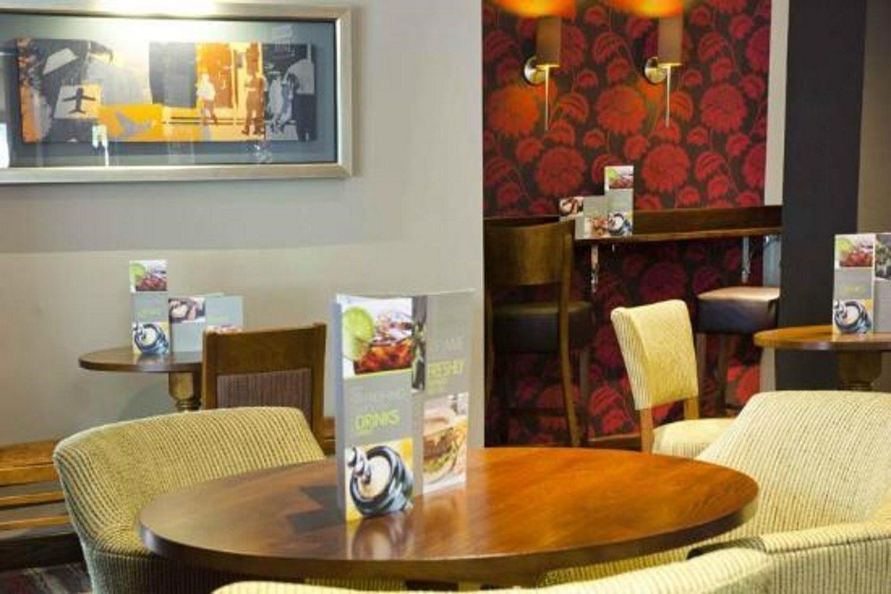 Premier Inn Camberley Bagian luar foto