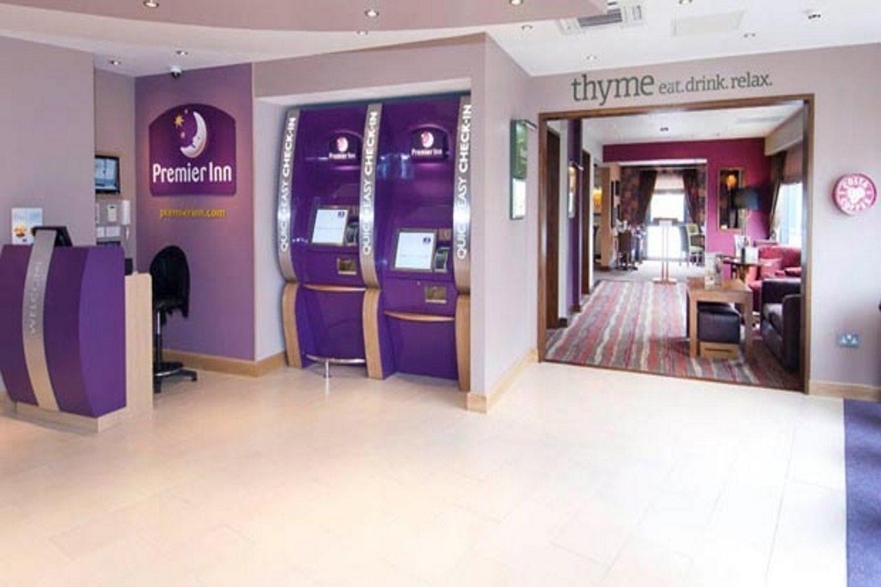 Premier Inn Camberley Bagian luar foto