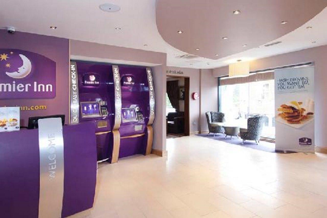 Premier Inn Camberley Bagian luar foto