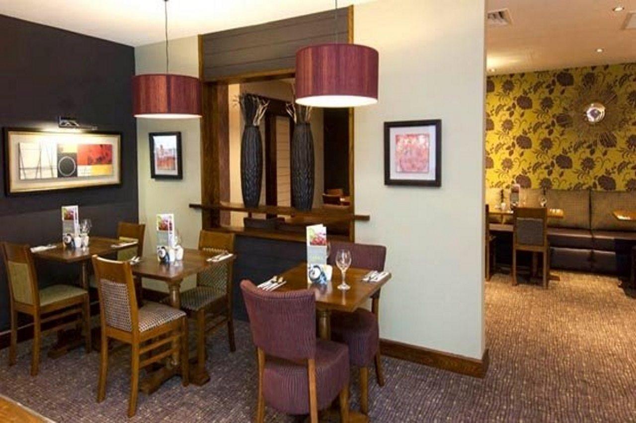 Premier Inn Camberley Bagian luar foto