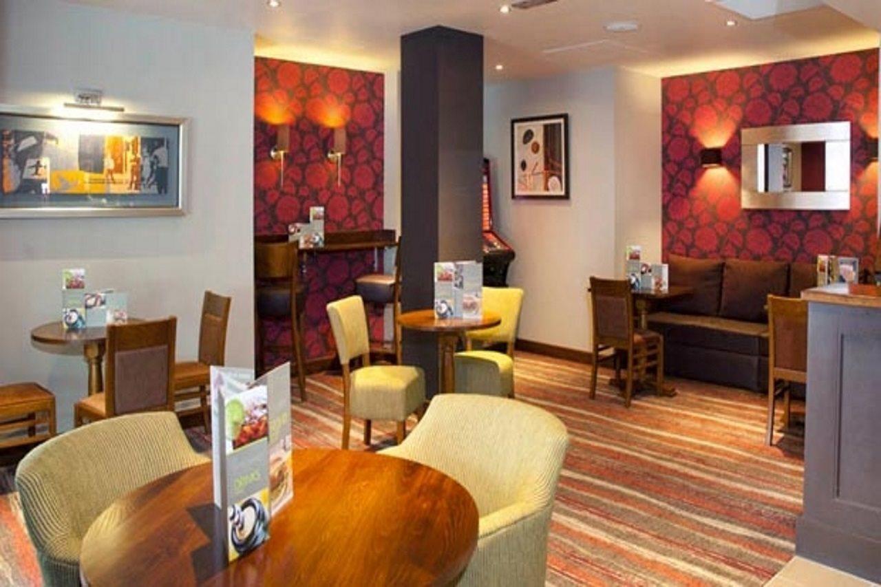Premier Inn Camberley Bagian luar foto