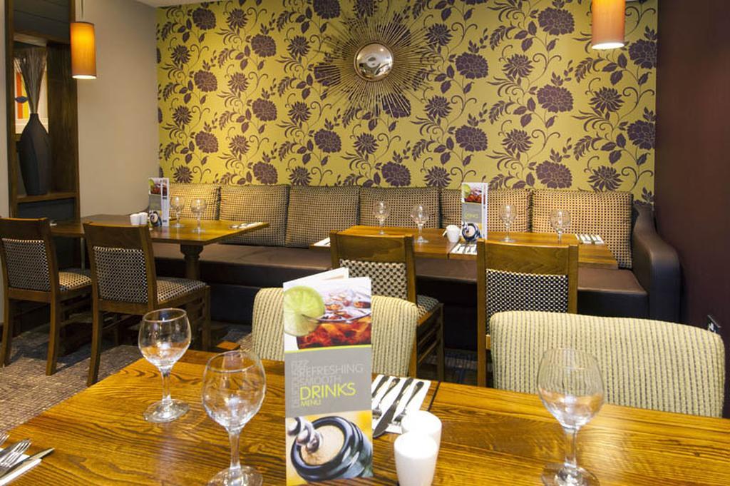 Premier Inn Camberley Bagian luar foto