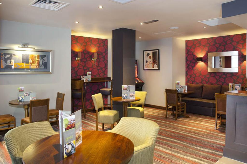 Premier Inn Camberley Bagian luar foto