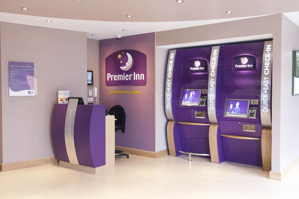 Premier Inn Camberley Bagian luar foto