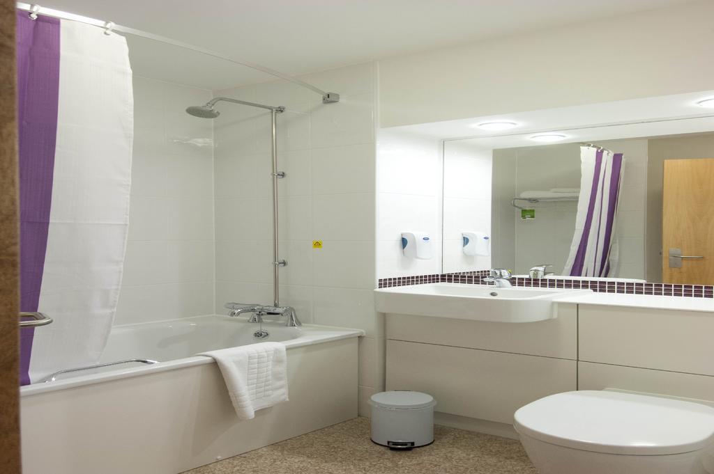 Premier Inn Camberley Bagian luar foto